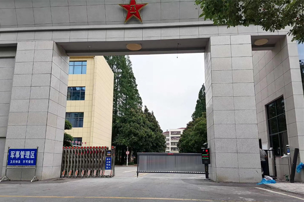 潛江市人民武裝部、車牌識(shí)別、人臉識(shí)別、廣告道閘、廣告小門安裝調(diào)試完畢