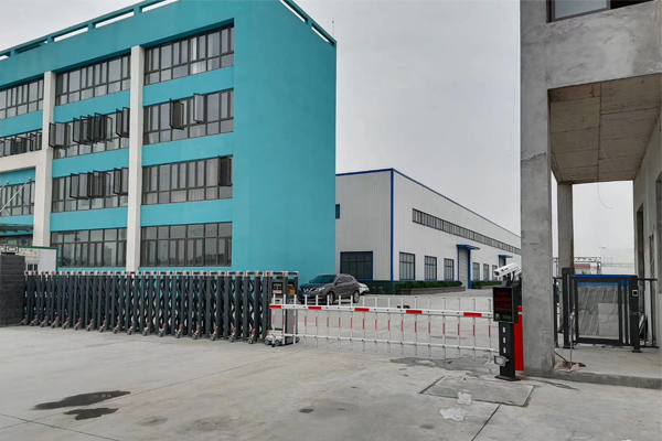 昌盛環(huán)保、電動伸縮門、車牌識別、智能小門、圍欄、旗桿安裝完畢